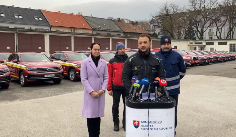 Rezort vnútra odovzdal 35 nových terénnych vozidiel pre hasičov a záchranárov (video)