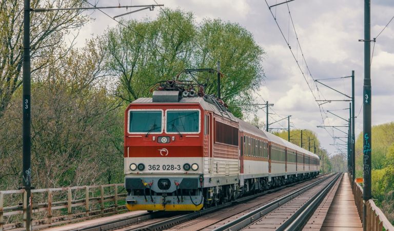 Vlaky pri Trenčíne po prerušení dopravy opäť premávajú, rýchlik tam zrazil človeka