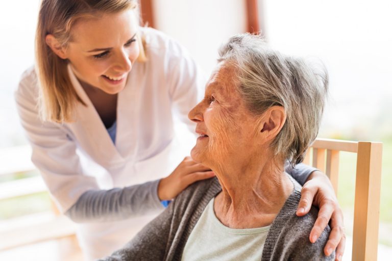 Ako hovoriť so seniorom o umiestnení v domove dôchodcov? Odborníci radia nasledovné