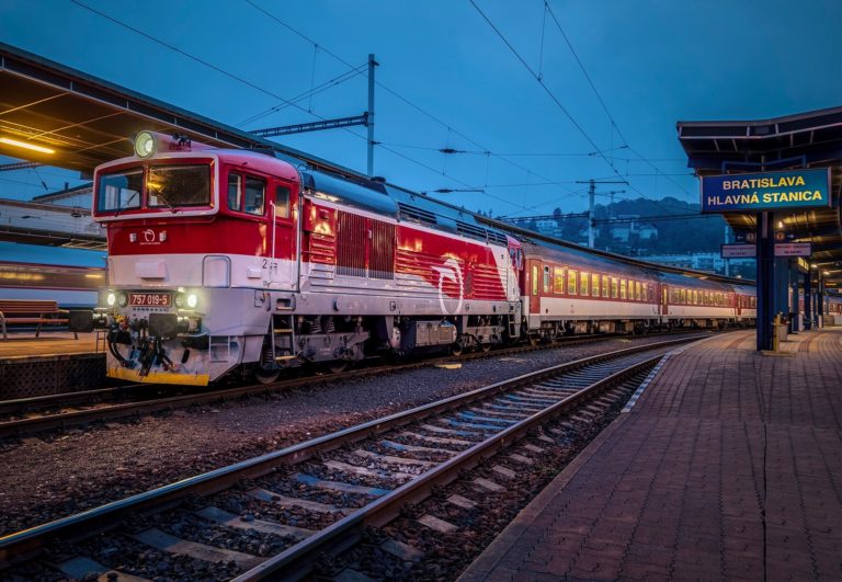 Na linke Pezinok – Bratislava-Petržalka vypadli viaceré vlaky, národný dopravca potvrdil príčinu