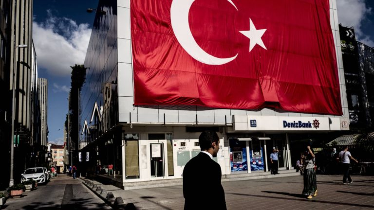Turecko drží úrokovú sadzbu na úrovni 45 % prvýkrát po 8 mesiacoch zvyšovania