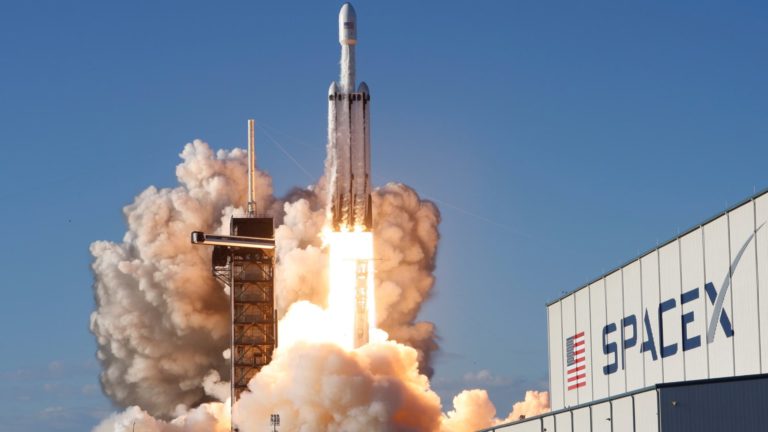 Hlavný viceprezident spoločnosti SpaceX Tom Ochinero rezignoval