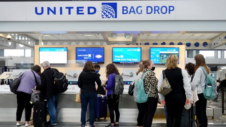 Prečo letecké spoločnosti zvyšujú poplatky za batožinu a účtujú viac na letisku