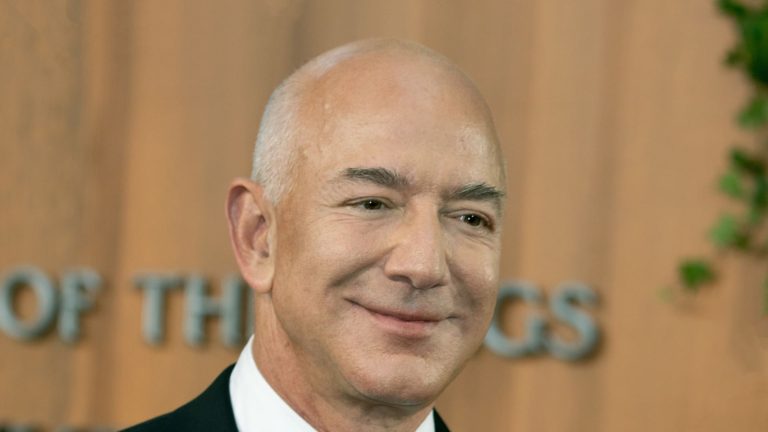 Jeff Bezos uvoľnil akcie Amazonu v hodnote približne 2,4 miliardy dolárov