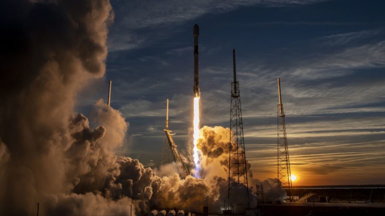 Musk popiera predaj terminálov Starlink Rusku po tom, ako ich Kyjev údajne používal