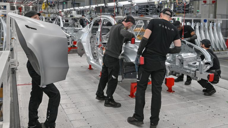Tesla čelí v Nemecku prekážke, keď miestni obyvatelia hlasujú proti rozširovaniu továrne