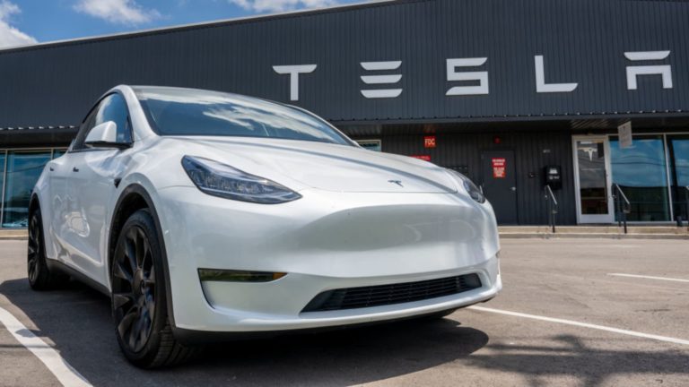 Tesla modernizuje Model Y v Číne na poloautonómnu jazdu
