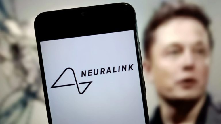 Elon Musk hovorí, že pacient Neuralink môže ovládať myš myslením