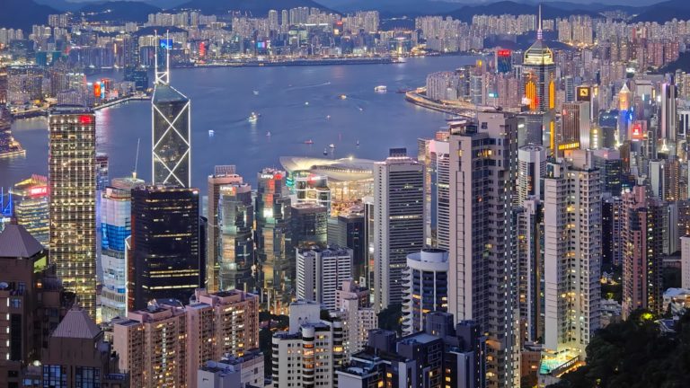 Akcie nehnuteľností v Hongkongu vyskočili po tom, čo mesto zrušilo opatrenia na ochladzovanie