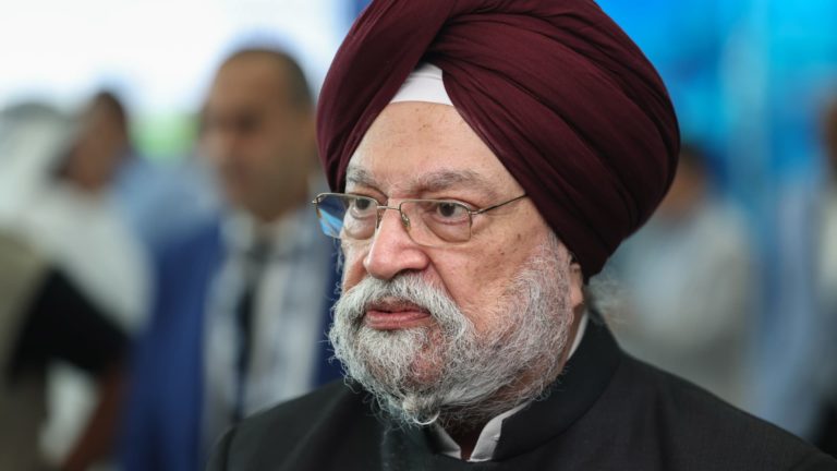 India, ktorá kupuje ruskú ropu, udržuje ceny nižšie, hovorí minister pre ropu Puri