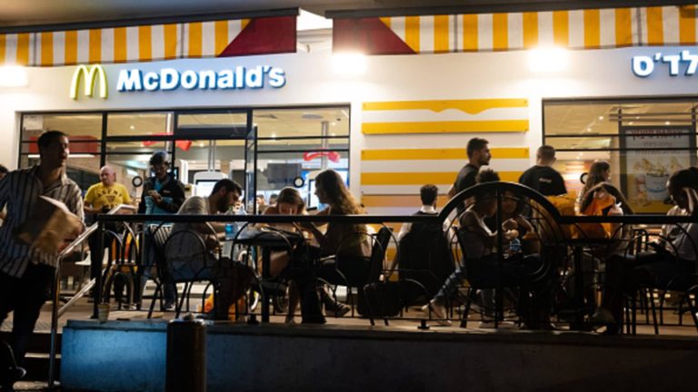 McDonald's a Starbucks obviňujú vojnu medzi Izraelom a Hamasom za pomalší predaj