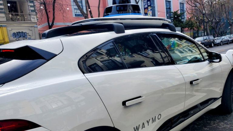Waymo vydáva dobrovoľné stiahnutie softvéru svojho samoriadiaceho vozidla