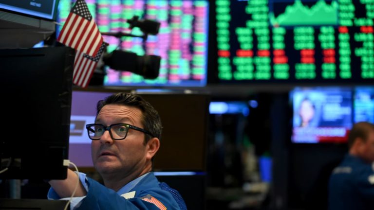 Wall Street dosahuje rekordné maximá, keďže stávky na zníženie sadzieb rastú