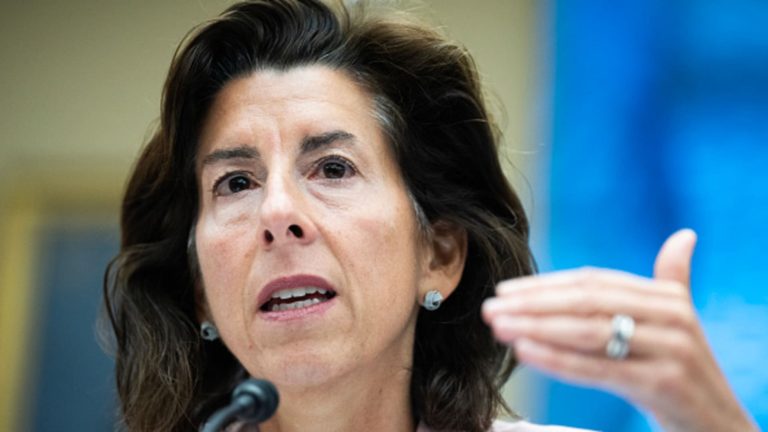 USA sa stanú hlavným výrobcom logických čipov: Raimondo