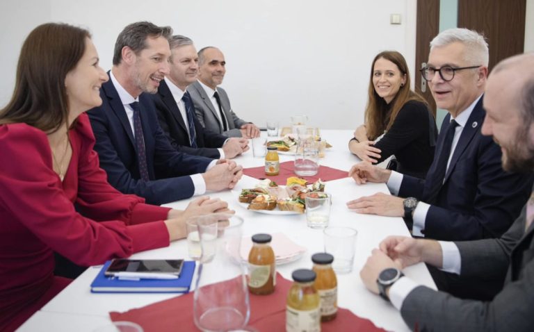 KDH oznámilo, že v prezidentských voľbách podporí Korčoka. Má reálnu šancu stať sa prezidentom Slovenskej republiky