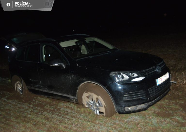 Ukradol auto a zapadol s ním v poli. U muža so zákazom viesť motorové vozidlá našla polícia aj drogy (foto)