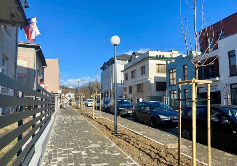Nové solárne lampy v Brezne sú tzv. zelené a inteligentné, vnútrobloky sú v noci osvetlené vďaka energii zo slnka