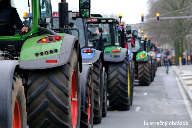Farmári protestujú po celom Slovensku, obmedzujú aj dopravu na viacerých miestach