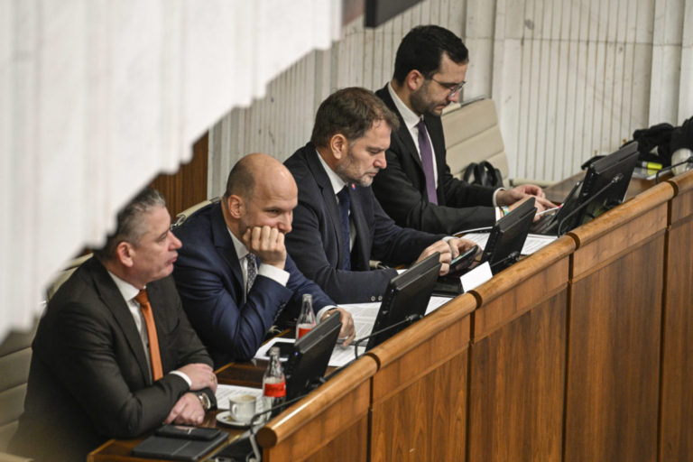 Poslanci parlamentu budú v utorok hlasovať o približne 40 bodoch (naživo)