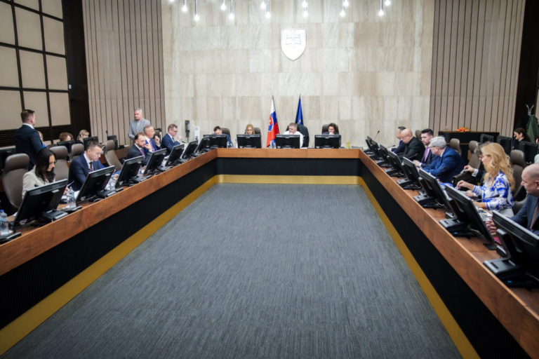 Ficova vláda schválila ponechanie súčasných premlčacích lehôt pri násilných trestných činoch