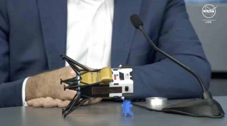 Pristávací modul Odysseus od spoločnosti Intuitive Machines sa pri touchdowne prevrátil, no stále skáče