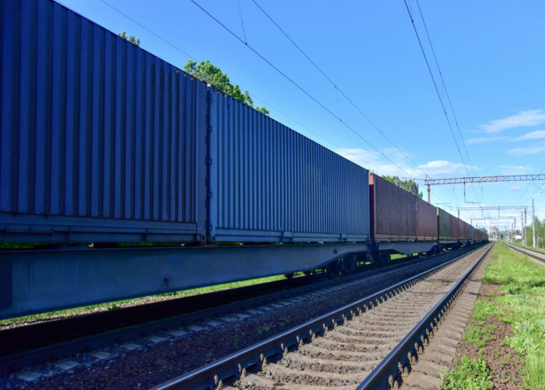 Tovary prepravené po železniciach by mohli odľahčiť preťažené cesty, zatiaľ však zostáva len pri zámeroch