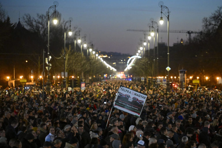 Po škandále s prezidentskou milosťou v prípade zneužívania detí vyšlo v Budapešti do ulíc najmenej desaťtisíc ľudí