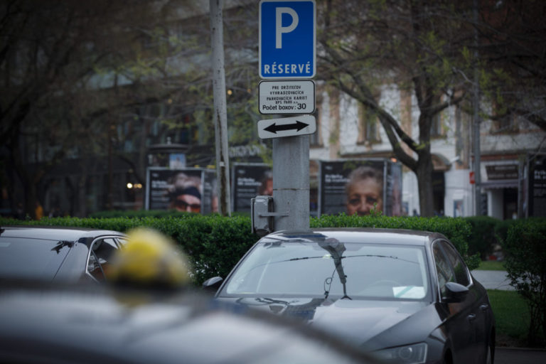 Petržalský parkovací systém sa spoplatňovať nebude. Starosta priblížil, aké zmeny čaká parkovanie v meste