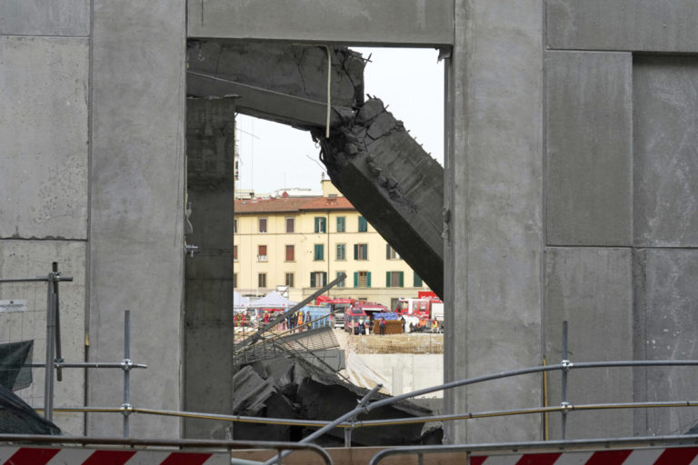 Kolaps staveniska vo Florencii si vyžiadal životy piatich robotníkov