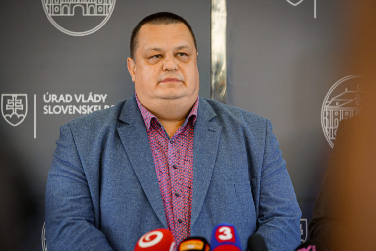 Národniari žiadajú odstúpenie hlavného hygienika Jána Mikasa, po nevypočutí výzvy sa obrátia na ministerku zdravotníctva