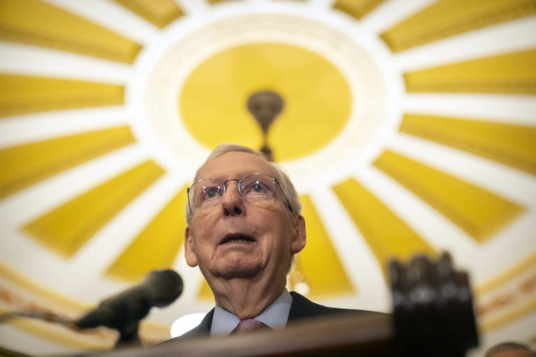 Najdlhšie úradujúci republikánsky líder v Senáte Mitch McConnell oznámil koniec vo funkcii