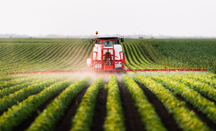 Európska komisia ustúpila farmárom a stiahla návrh zákona o pesticídoch, stal sa symbolom polarizácie