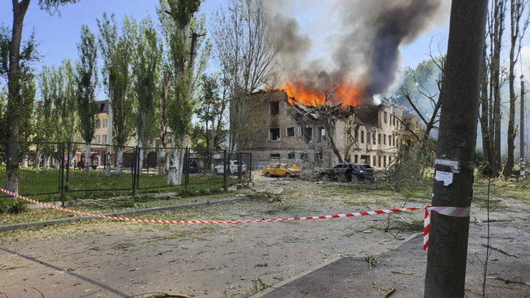 Rusi vypálili na Dnipro desať dronov Šáhid, v meste museli evakuovať nemocnicu a zatvoriť školy