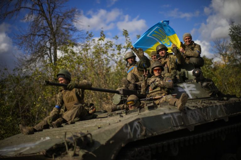 Ukrajina si pripomína druhé výročie začiatku invázie, Rusko stále kontroluje štvrtinu územia