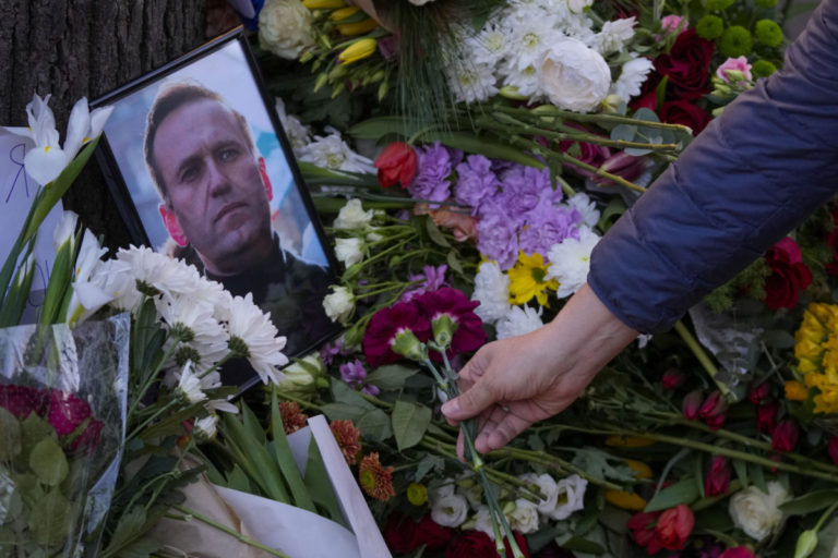 Telo zosnulého Alexeja Navaľného ruské úrady odovzdali jeho matke, podrobnosti o pohrebe ešte nie sú známe