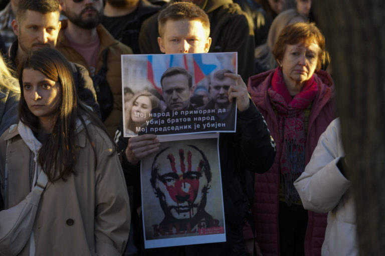 Počas protivojnových demonštrácií a spomienok na Navaľného zadržali desiatky ľudí
