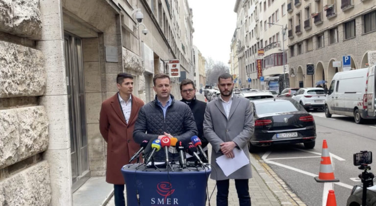 Smer podal na novinára Šimečku trestné oznámenie, vyjadril sa k tomu aj jeho syn (video)