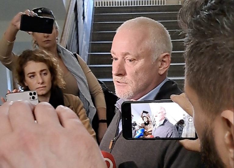 Postrelil študentku, tá má doživotné následky. Bývalý inštruktor policajnej akadémie vinu priznal a spoznal svoj trest (video)