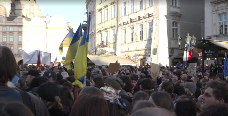 Tisíce Čechov vyjadrilo podporu Ukrajine pri príležitosti druhého výročia začiatku ruskej invázie na Ukrajine (video)