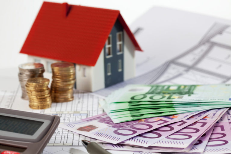 Odborník na financie radí, či majú manželia v očiach banky vyššiu bonitu pri žiadosti o hypotéku než samostatní partneri