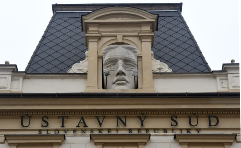 Ústavný súd je pri pozastavení účinnosti zákonov zdržanlivý, právnik Bujňák sa vyjadril aj ku kontroverznej novele