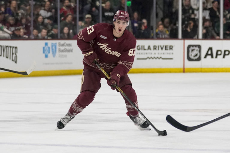 Adam Ružička má svoje dni v NHL zrejme zrátané, po kontroverznom videu chce s ním Arizona ukončiť zmluvu