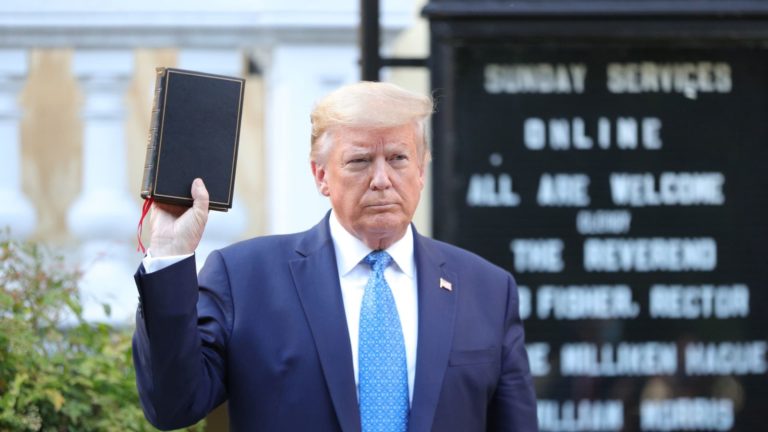 Trump predáva spolu s Lee Greenwoodom biblie „Boh žehnaj USA“ za 60 dolárov