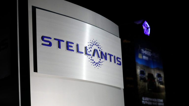 Materská spoločnosť Chrysler Stellantis prepustila 400 platených amerických robotníkov