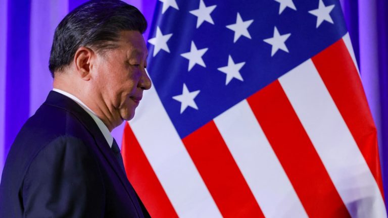 Čínsky Ťin-pchaj-pching sa stretáva s americkými manažérmi, keď podniky prekonávajú bilaterálne napätie
