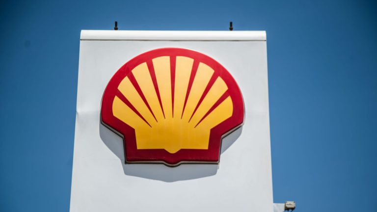 Ropný gigant Shell znižuje tempo svojho krátkodobého znižovania emisií