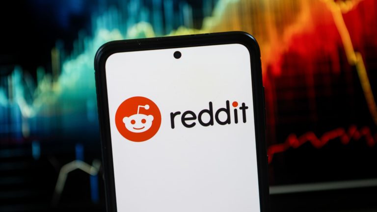 Reddit oceňuje IPO na 34 dolárov za akciu, čo oceňuje spoločnosť na 6,5 ​​miliardy dolárov