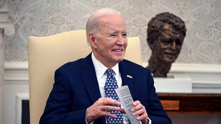 Biden podpísal balík výdavkov vo výške 1,2 bilióna dolárov