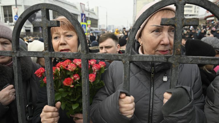 Navaľného pohreb v obrazoch: Smútiaci sa schádzajú v Moskve