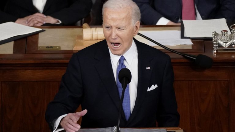 Prezident Biden podpísal zákon o výdavkoch vo výške 460 miliárd dolárov, aby zabránil čiastočnému zastaveniu vlády